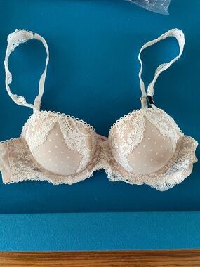 NWT Victoria’s Secret  Lace Trim Bra 34B